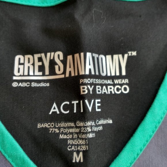 3 Scrub Tops 2 large/1 med - Picture 6 of 6